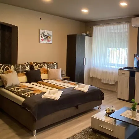 公寓 Aranyfuert Apartmanhaz
